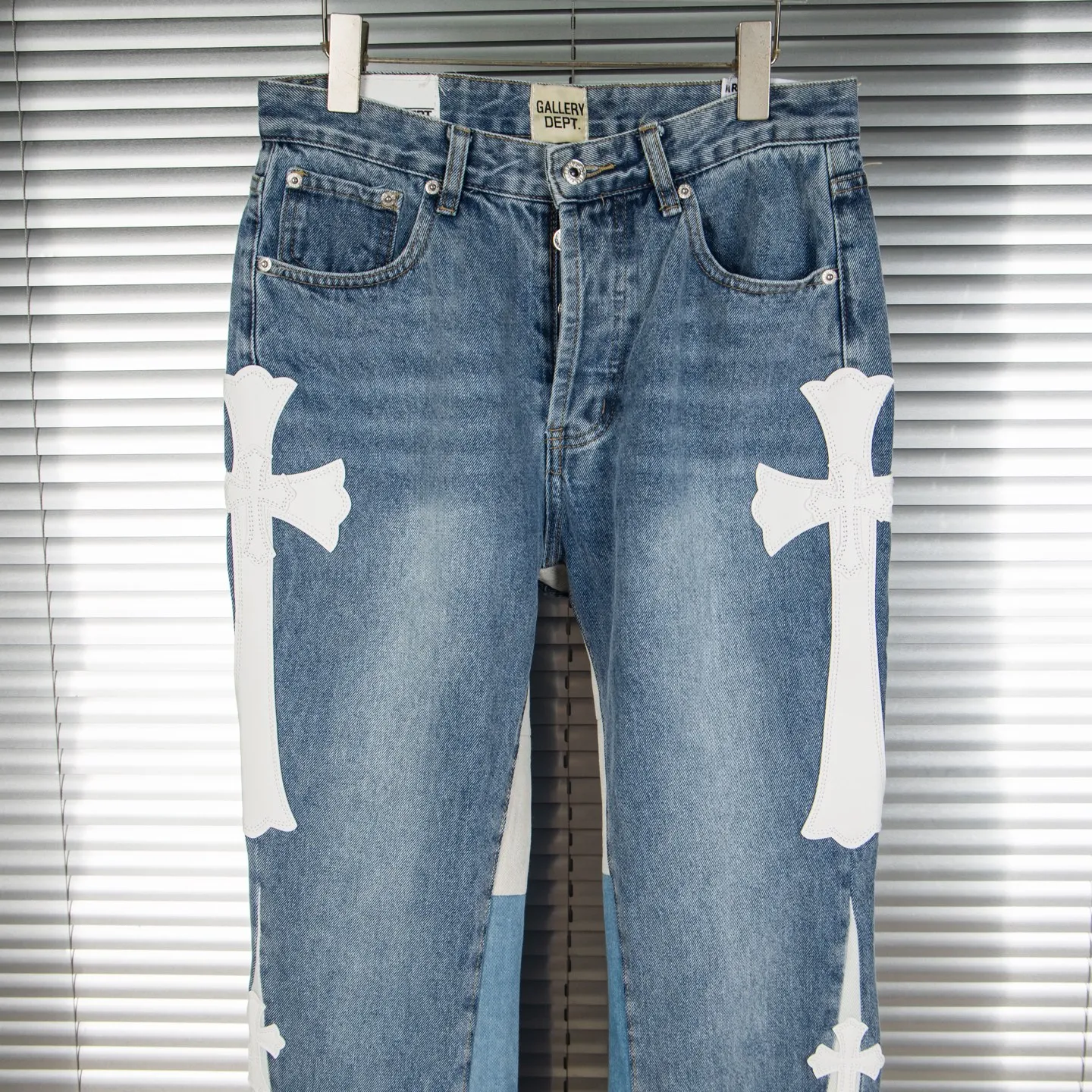 P240 Chrome Hearts Gallery co-branded limited-edition cross-flared flared jeans are a hot item this season and are sought after by countless celebrities and fashionistas. The neat details of the cutting process add color to the playful fashion! The neat and meticulous design, and the well-fitting structure is unique. The upper body not only has outstanding recognition, but also looks younger and younger. A style with the ultimate wearing meaning and performance, gorgeous color matching, and the craftsmanship of this style is also extremely extraordinary. After the finished product is washed, it is disassembled and hand-made with sheepskin cross leather and then spliced ​​together to complete. The whole piece has too many craftsmanship to describe. It is decorated with patchwork cross flowers and high-waisted washed jeans! ! Absolutely high-end luxury product, a god-level single product, a super popular product, made by top heavy industry, a magic weapon that cannot be missed to hit the streets. Style number: 1843 Size: 28 30 32 34 36 Color: blue